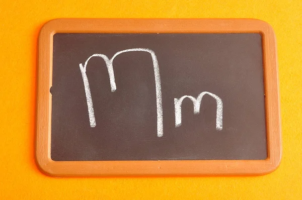 Czarny deska z literą alfabetu M — Zdjęcie stockowe