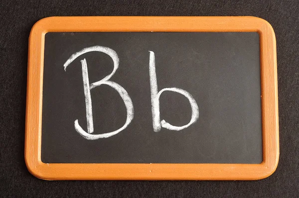 Чорна дошка з літерою B — стокове фото