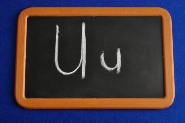 Bir kara tahta ile Alfabe harf U 