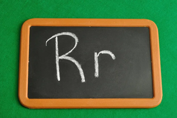 Een zwarte bord met het alfabet letter R — Stockfoto