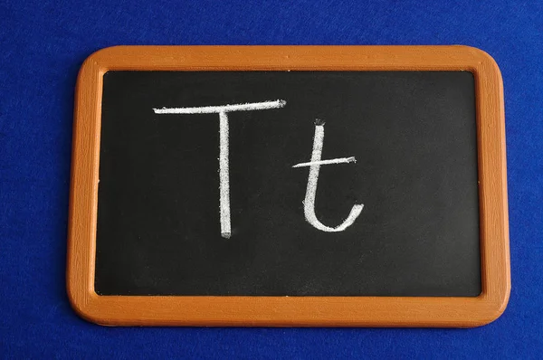 En svarta tavlan med alfabetet bokstaven T — Stockfoto
