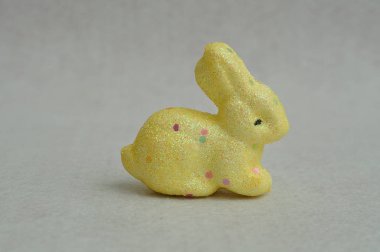 Beyaz bir arka plan üzerinde görüntülenen sarı tavşan