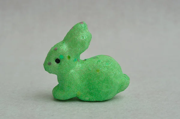 Een groene konijntje weergegeven op een witte achtergrond — Stockfoto