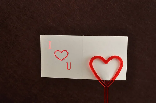 Dia dos Namorados. Um suporte de nota com um coração vermelho com uma nota — Fotografia de Stock