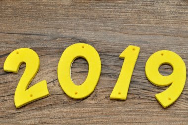 2019 bir ahşap arka plan üzerinde izole renkli rakamlarla