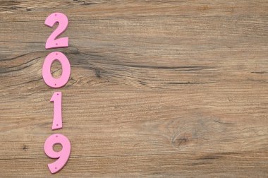 2019 bir ahşap arka plan üzerinde izole renkli rakamlarla