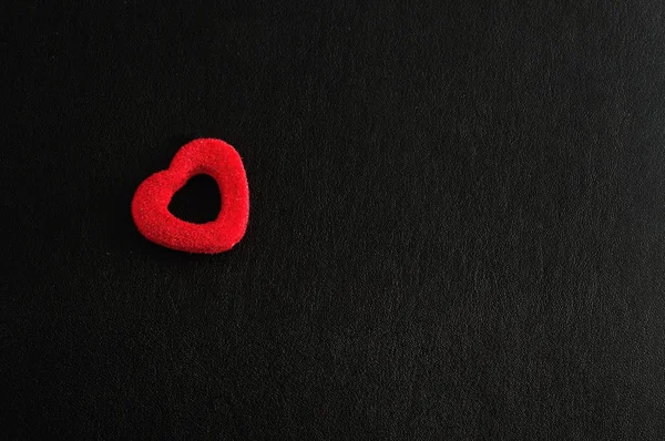 Día de San Valentín. Un pequeño corazón rojo — Foto de Stock