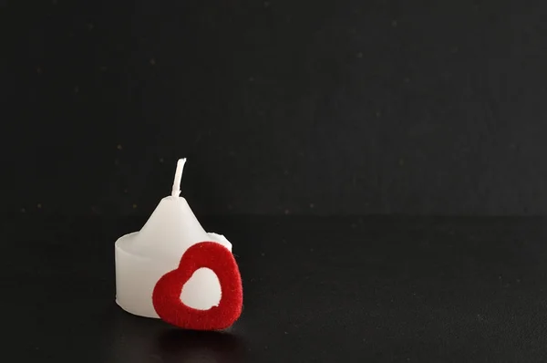 Saint-Valentin. Un petit coeur rouge avec une bougie — Photo