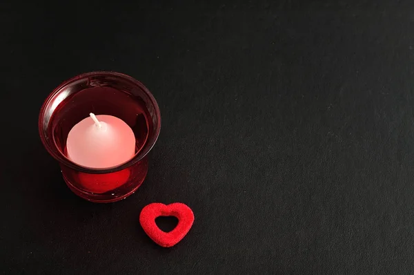 День Святого Валентина. Маленькое красное сердце со свечой — стоковое фото