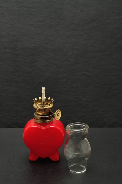 Dia dos Namorados. Uma lâmpada de óleo vermelho na forma de um coração — Fotografia de Stock