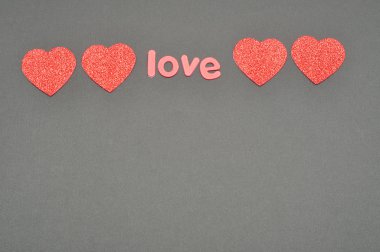 Siyah bir arka plan üzerinde kelime aşk kalpleri ile dekore edilmiştir.