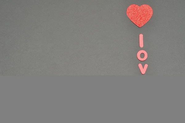 Слово "любов" на чорному тлі, прикрашеному серцями — стокове фото