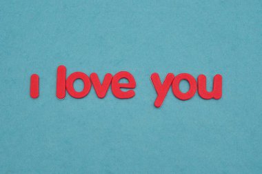 Mavi bir arka plan üzerinde kırmızı harflerle seni seviyorum