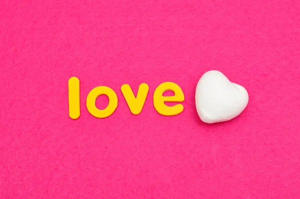 Słowo miłość sercem polistyren biały — Zdjęcie stockowe
