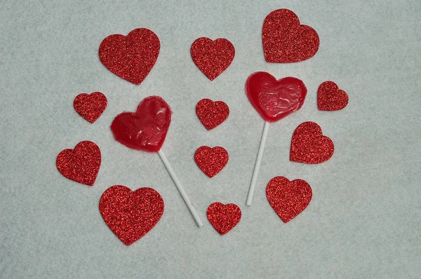 Dos piruletas en forma de corazón exhibidas con corazones brillantes — Foto de Stock