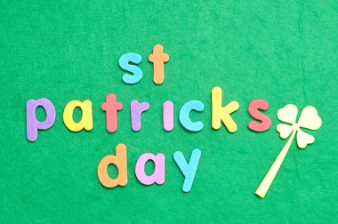 Renkli harflerle kelimeler St Patricks Günü  