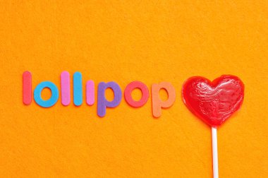 Bir kırmızı kalp şekli lolipop ile kelime lolipop