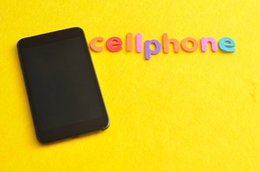 Bir cep telefonu ile görüntülenen sözcük cep telefonu