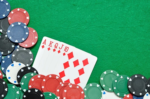 Poker fişleri ile görüntülenen bir floş — Stok fotoğraf
