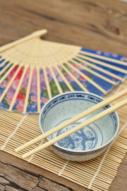 Çene tabağı, yemek çubukları ve mavi el hayranı