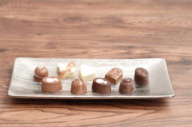 Bir gümüş tepsi üzerinde görüntülenen küçük çikolata çeşitli