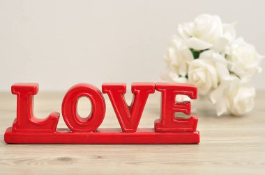 Yetersiz odak demet beyaz gül kırmızı kelime aşk