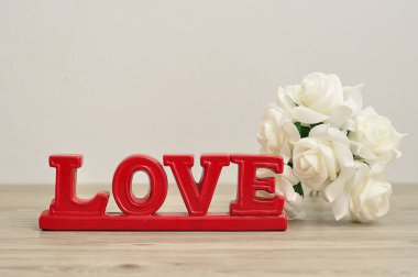 Bir demet beyaz gül kırmızı kelime aşk