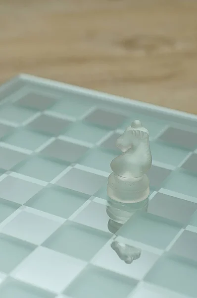 Egy lovag sakk darab készült üveg-üveg sakktáblán — Stock Fotó
