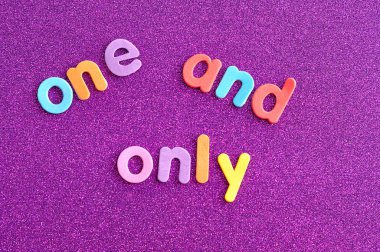 Kelime bir ve sadece içinde renkli harfler 