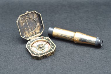 Bir korsan oyun için bir pusula ve gözlük camı oyuncak