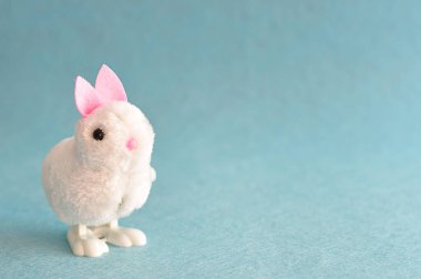 Paskalya için tüylü tavşan heykelcik