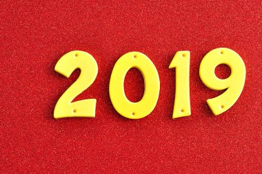kırmızı zemin üzerine sarı rakamlarla 2019