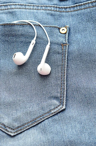 Białe słuchawki w tylnej kieszeni denim — Zdjęcie stockowe