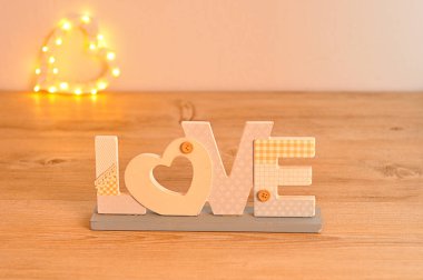 Yetersiz odak hafif kalp şekli ile mavi kelime aşık