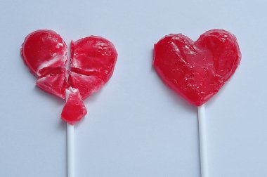 Bir kırık kırmızı kalp lolipop ve bütün bir 