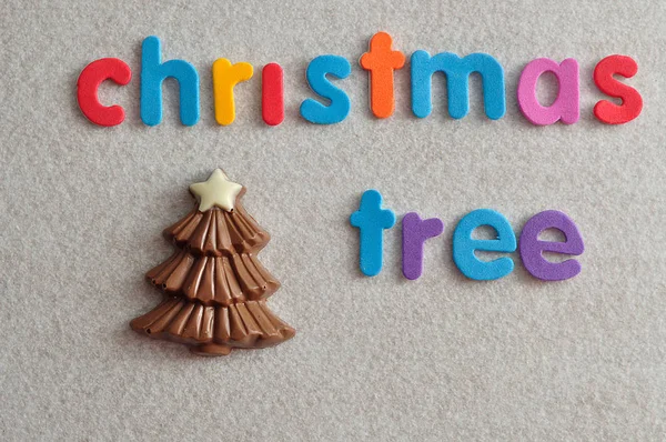 Шоколадная елка со словами рождественская елка — стоковое фото
