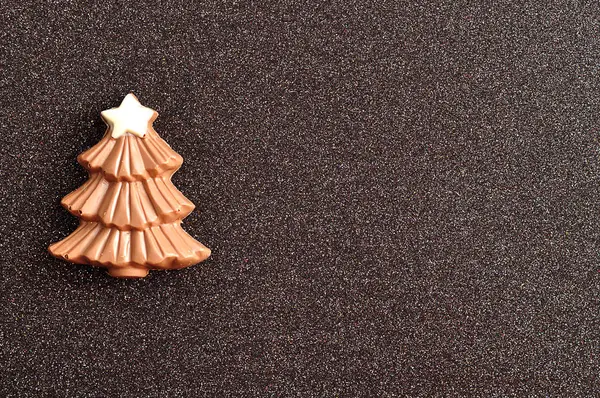 Μια σοκολάτα χριστουγεννιάτικο δέντρο διακοσμημένο με ένα λευκό αστέρι — Φωτογραφία Αρχείου