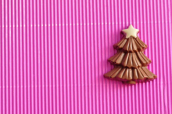 Шоколадная елка, украшенная белой звездой — стоковое фото