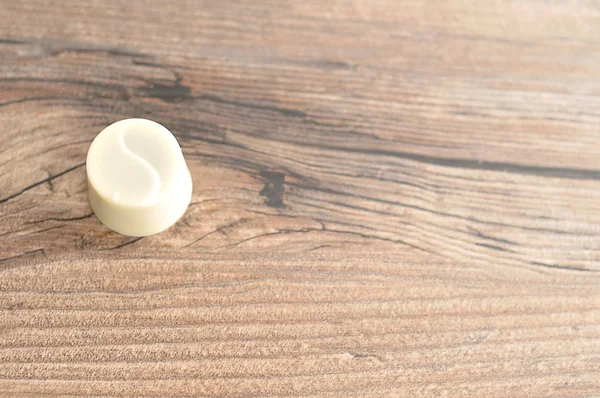 Un solo chocolate mostrado sobre un fondo de madera —  Fotos de Stock