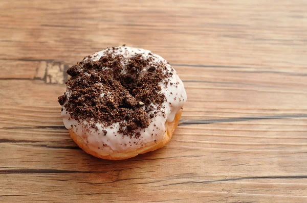 Un delicioso donut cubierto de aspersores de chocolate —  Fotos de Stock