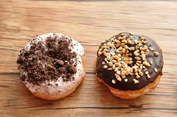 Deliciosos donuts cobertos em várias coberturas — Fotografia de Stock