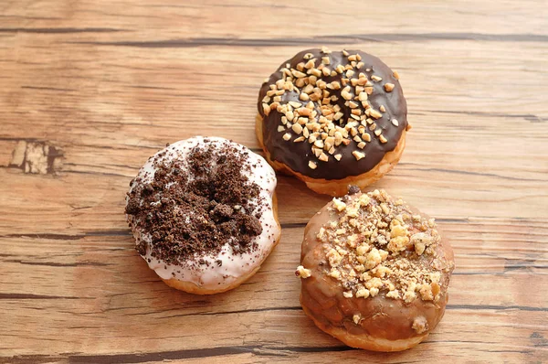 Deliciosos donuts cobertos em várias coberturas — Fotografia de Stock
