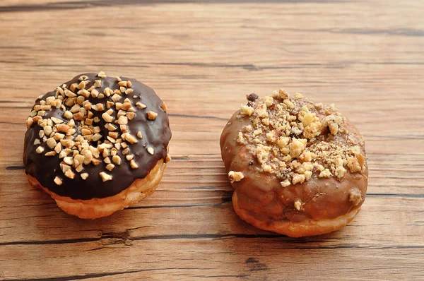 Deliciosos donuts cobertos em várias coberturas — Fotografia de Stock