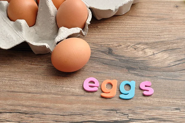 Jaja słowo wyświetlane z kurzych jaj w oknie jajko — Zdjęcie stockowe