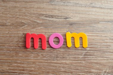 Renkli harflerle yazıldığından anne