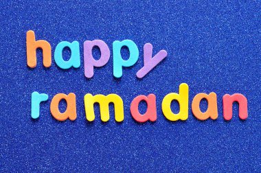 Mavi bir arka plan üzerinde mutlu Ramazan