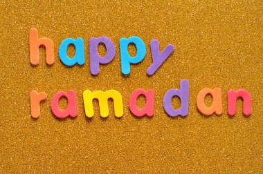 Altın arka plan üzerinde mutlu Ramazan