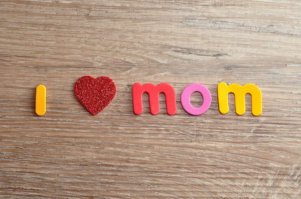 J'aime maman orthographiée avec des lettres colorées et un cœur rouge — Photo