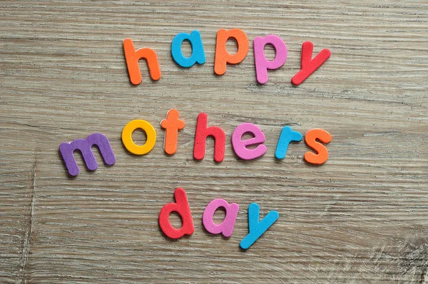 快乐的母亲节在一个木质的背景五颜六色的信件 — 图库照片