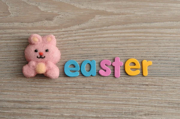 Een roze konijntje vorm marshmallow met het woord Pasen — Stockfoto